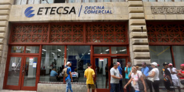 Oficina comercial de Etecsa en la calle Obispo, en La Habana. Foto: Otmaro Rodríguez.