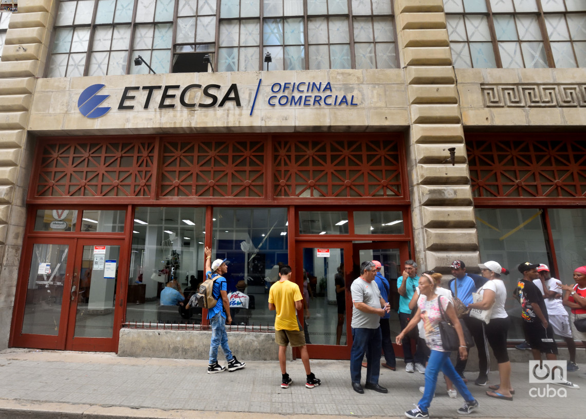 Oficina comercial de Etecsa en la calle Obispo, en La Habana. Foto: Otmaro Rodríguez.