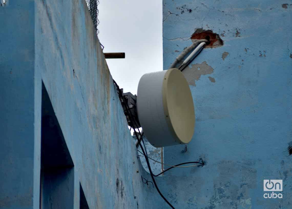 Antena de telecomunicaciones en la empresa eléctrica de La Habana. Foto: Otmaro Rodríguez.