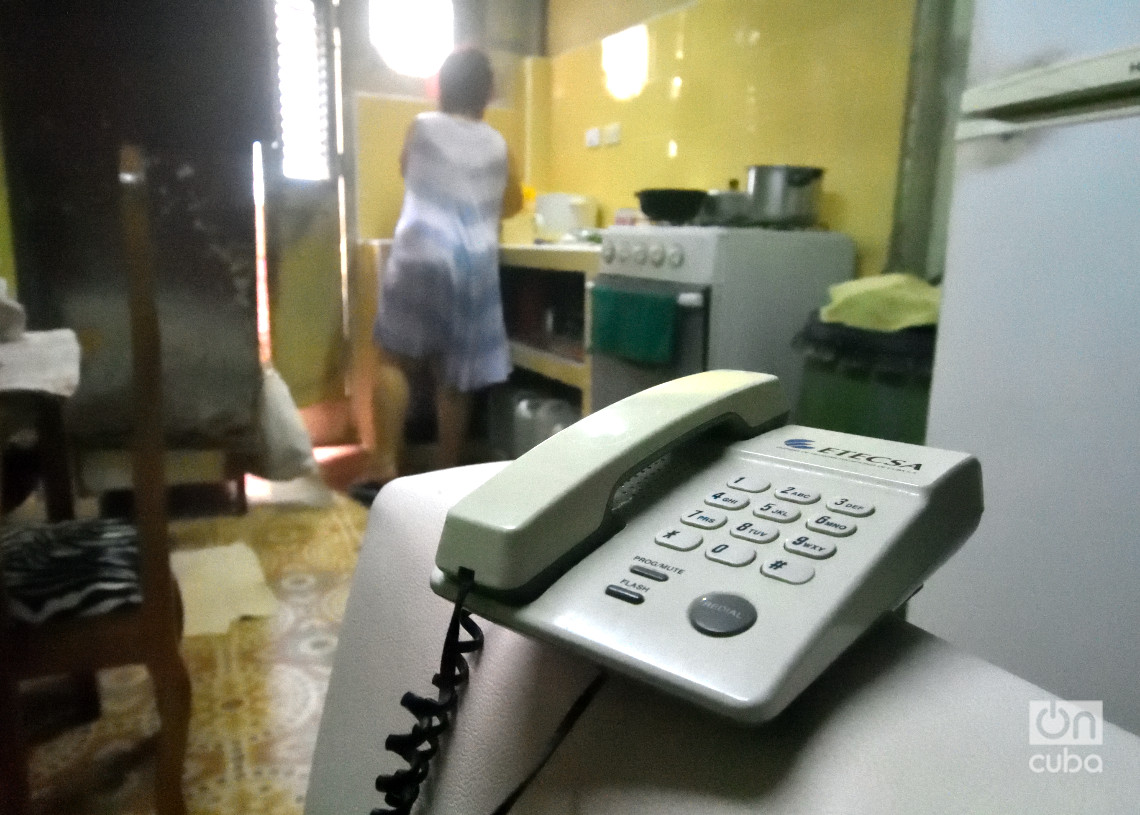 Teléfono fijo en una vivienda en La Habana. Foto: Otmaro Rodríguez.