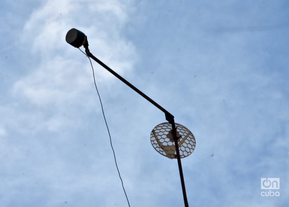Antena artesanal de telecomunicaciones, en La Habana. Foto: Otmaro Rodríguez.