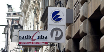 Oficina comercial de Etecsa en la calle Obispo, en La Habana. Foto: Otmaro Rodríguez.