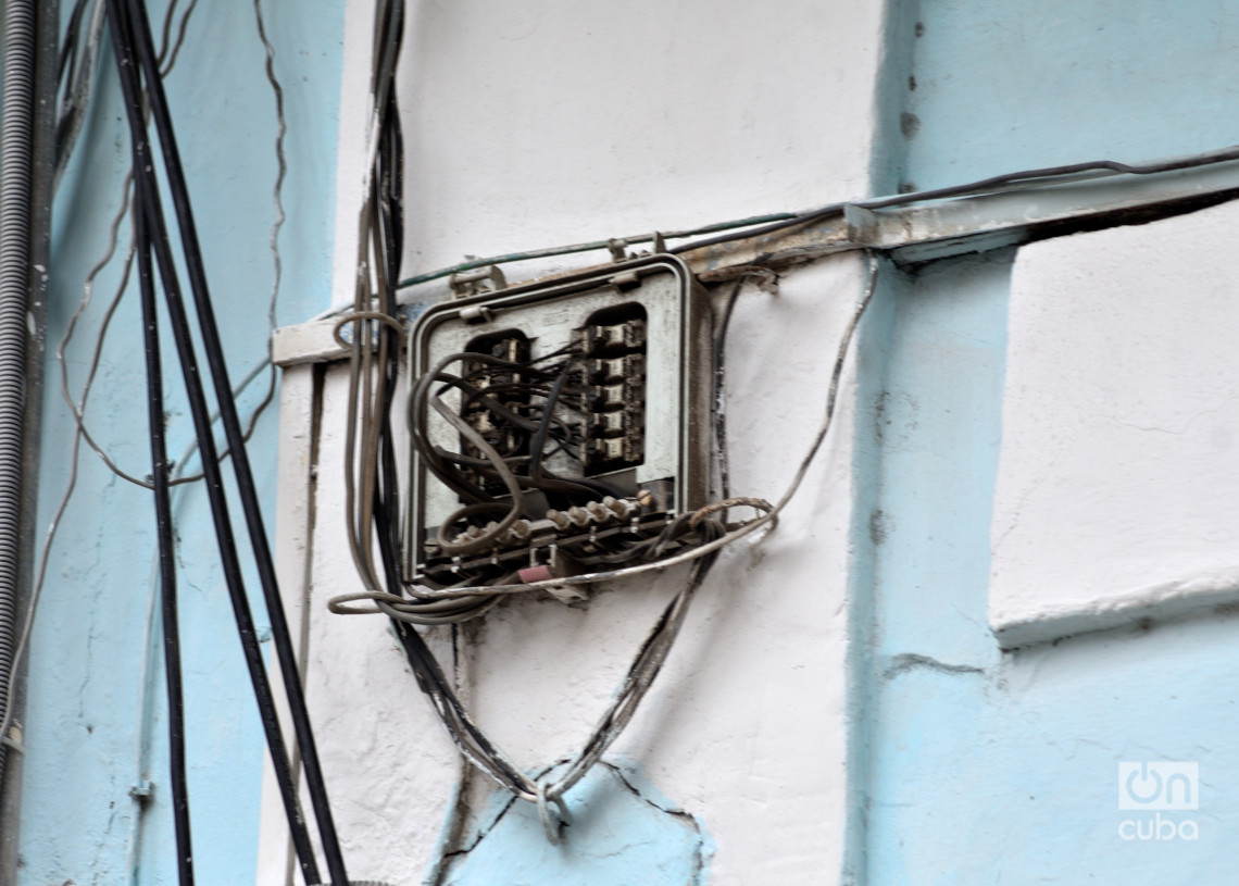 Equipos y cables de la infraestructura telefónica en La Habana. Foto: Otmaro Rodríguez.