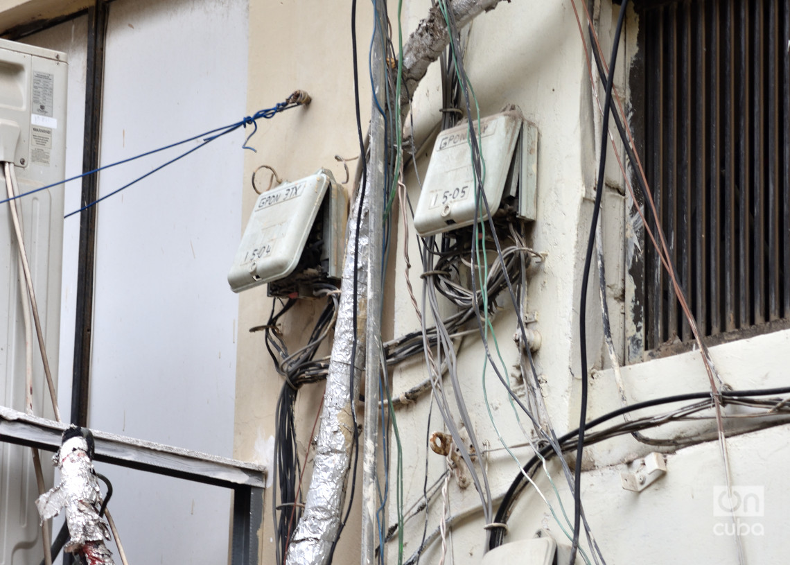Equipos y cables de la infraestructura telefónica en La Habana. Foto: Otmaro Rodríguez.
