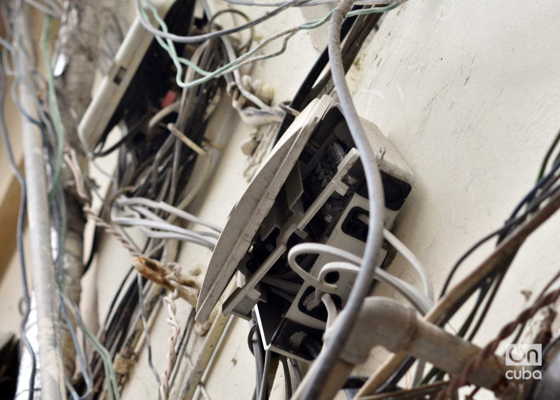Equipos y cables de la infraestructura telefónica en La Habana. Foto: Otmaro Rodríguez.