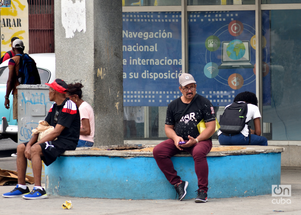 Varias personas frente al Palacio Central de Computación, en La Habana. Foto: Otmaro Rodríguez.