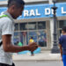 Un hombre revisa su teléfono celular en La Habana, luego del anuncio de las nuevas tarifas de Etecsa. Foto: Otmaro Rodríguez.