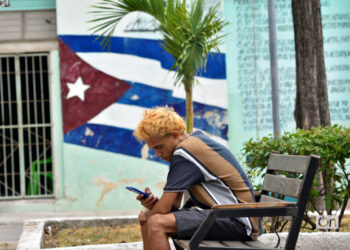 Un joven se conecta a internet a través de su teléfono celular en La Habana, luego del anuncio de las nuevas tarifas de Etecsa. Foto: Otmaro Rodríguez.