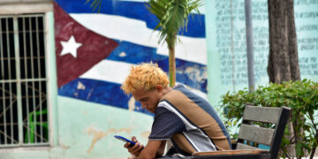 Un joven se conecta a internet a través de su teléfono celular en La Habana, luego del anuncio de las nuevas tarifas de Etecsa. Foto: Otmaro Rodríguez.