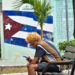 Un joven se conecta a internet a través de su teléfono celular en La Habana, luego del anuncio de las nuevas tarifas de Etecsa. Foto: Otmaro Rodríguez.