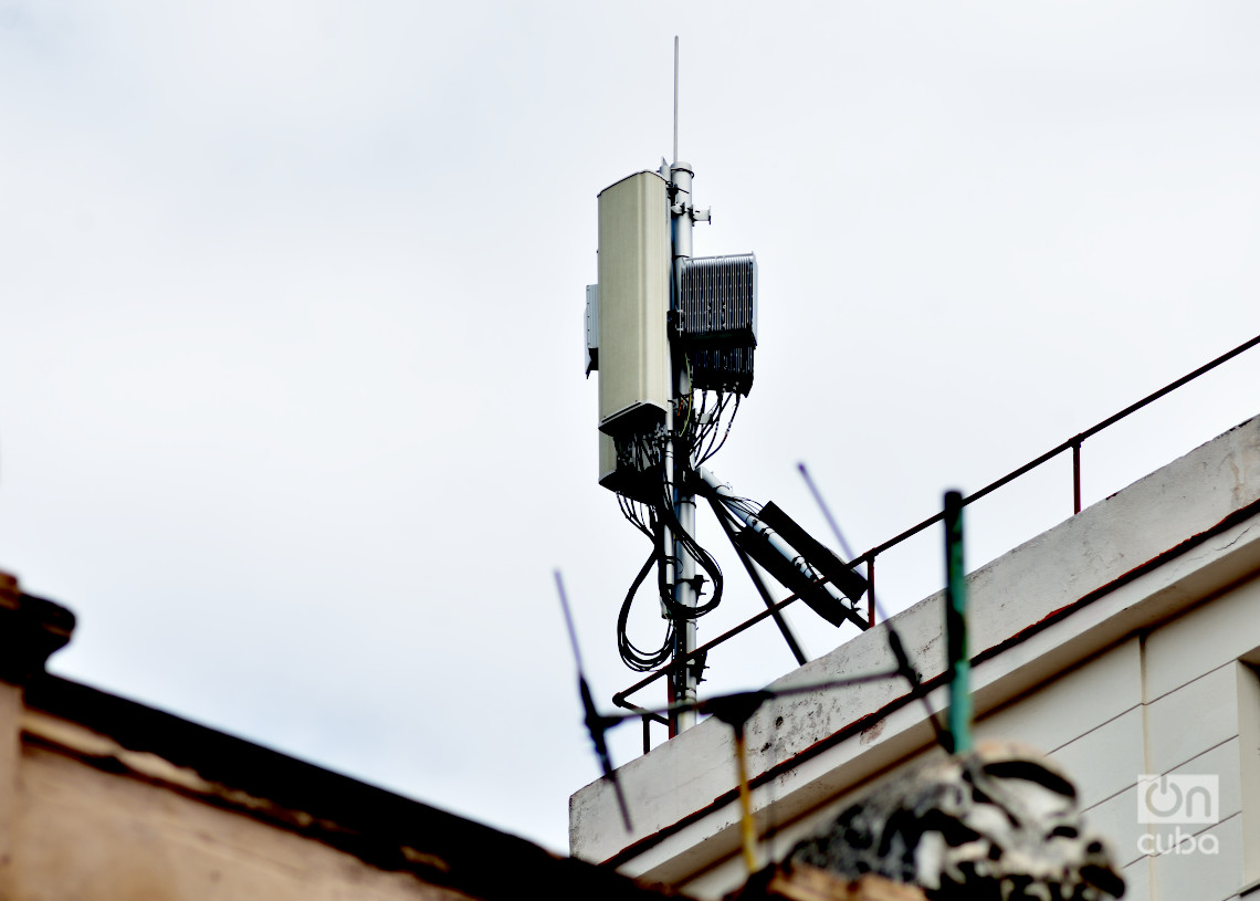 Antena de telecomunicaciones sobre el Hotel  Lincoln, en La Habana. Foto: Otmaro Rodríguez.