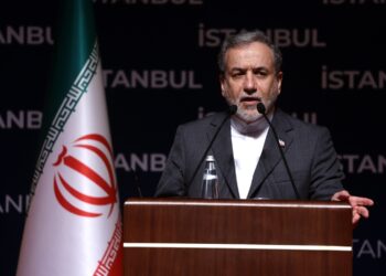 El ministro de Exteriores de Irán, Abás Araqchí, en una rueda de prensa en Estambul dijo que EEUU ha "traicionado la diplomacia" y "cruzado todas la líneas rojas". Foto: EFE/ FERDEM SAHIN.