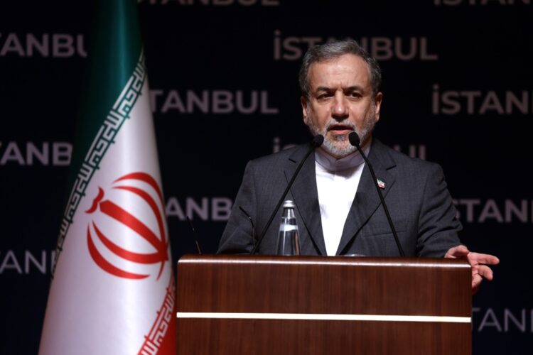 El ministro de Exteriores de Irán, Abás Araqchí, en una rueda de prensa en Estambul dijo que EEUU ha "traicionado la diplomacia" y "cruzado todas la líneas rojas". Foto: EFE/ FERDEM SAHIN.