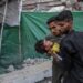 Dos palestinos cargan a un niño herido tras un ataque aéreo israelí en el barrio de Al Remal, en la ciudad de Gaza, al norte de la Franja, el 3 de junio de 2025. Foto: EFE/EPA/MOHAMMED SABER.
