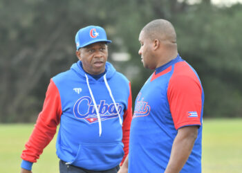 Germán Mesa (izquierda) asumirá como director del equipo nacional para el próximo Clásico Mundial de Béisbol. Foto: Yuhki Ohboshi.