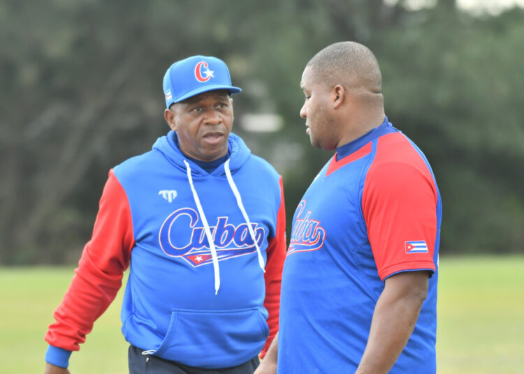 Germán Mesa (izquierda) asumirá como director del equipo nacional para el próximo Clásico Mundial de Béisbol. Foto: Yuhki Ohboshi.