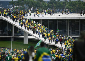 Manifestantes contra los resultados electorales y el gobierno del presidente Lula da Silva invaden el Congreso Nacional, el Supremo Tribunal Federal y el Palacio del Planalto. Foto: EFE/ Andre Borges. Archivo.