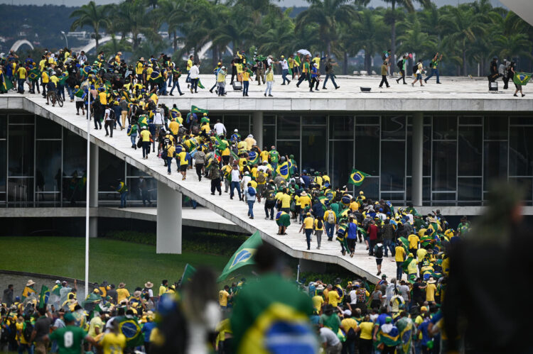 Manifestantes contra los resultados electorales y el gobierno del presidente Lula da Silva invaden el Congreso Nacional, el Supremo Tribunal Federal y el Palacio del Planalto. Foto: EFE/ Andre Borges. Archivo.