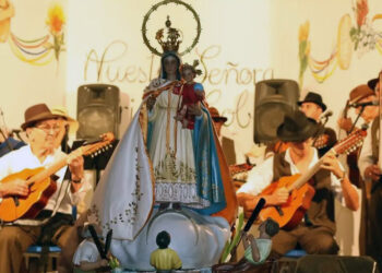 Grupos musicales amenizan cada año los festejos, en Los Alares, Fuerteventura, en homenaje a la Virgen de la Caridad del Cobre.
