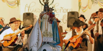 Grupos musicales amenizan cada año los festejos, en Los Alares, Fuerteventura, en homenaje a la Virgen de la Caridad del Cobre.