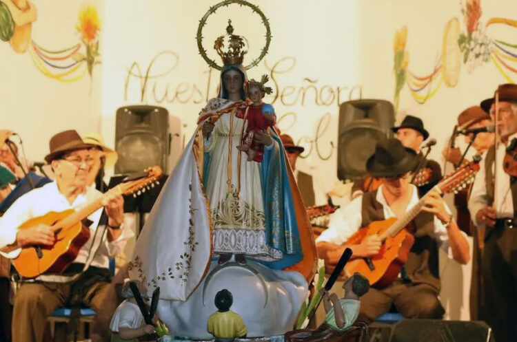 Grupos musicales amenizan cada año los festejos, en Los Alares, Fuerteventura, en homenaje a la Virgen de la Caridad del Cobre.
