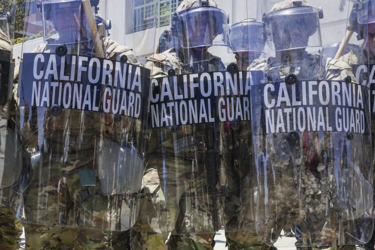 Miembros de la Guardia Nacional de California desplegados durante las protestas contra las redadas migratorias  en Los Ángeles. Foto: EFE/EPA/CAROLINE BREHMAN.