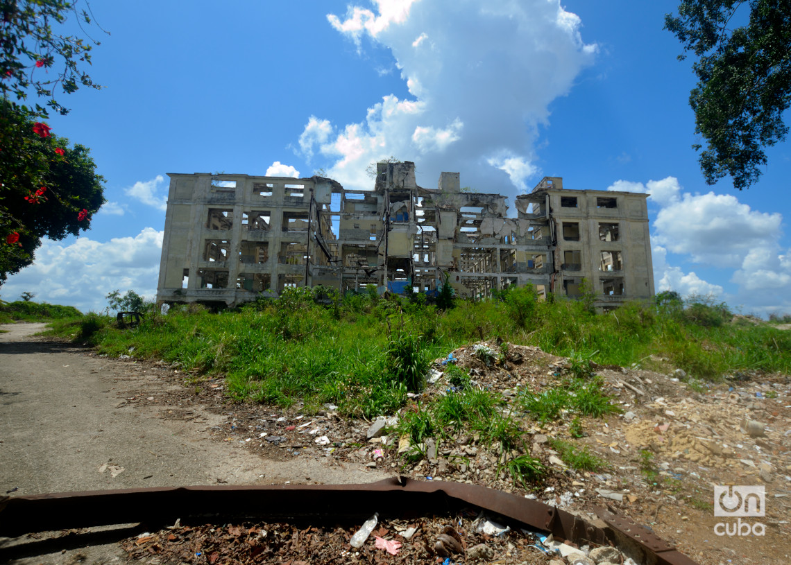Ruinas del Hospital Materno Infantil Lebredo, en Párraga. Foto: Otmaro Rodríguez.