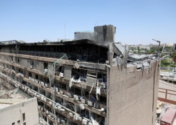 Un edificio del complejo hospitalario Soroka resultó dañado tras el impacto de un misil iraní en Beer Sheva, sur de Israel, este 20 de junio. Foto: ABIR SULTAN/EFE/EPA.