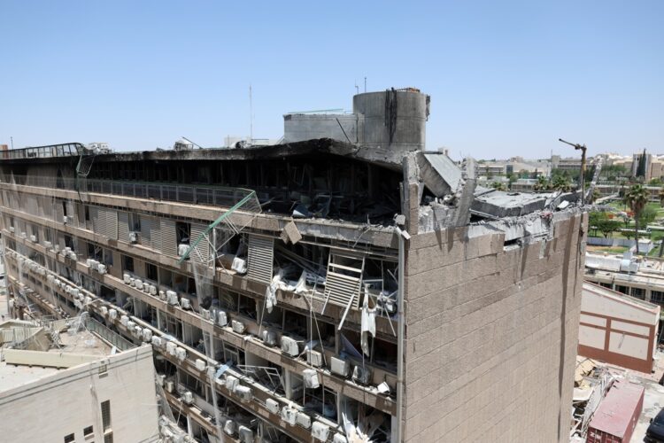 Un edificio del complejo hospitalario Soroka resultó dañado tras el impacto de un misil iraní en Beer Sheva, sur de Israel, este 20 de junio. Foto: ABIR SULTAN/EFE/EPA.