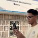 Joven camina frente a una oficina comercial de Etecsa en La Habana. Foto: OnCuba.