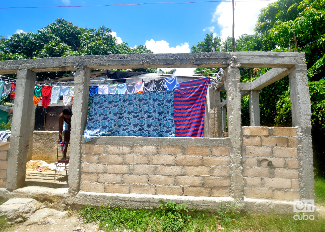 Vivienda en construcción en el "Llega y pon" de Casablanca, en La Habana. Foto: Otmaro Rodríguez.