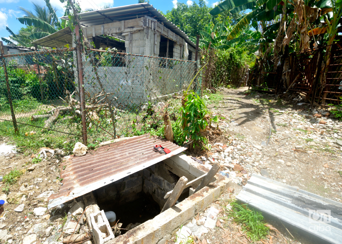 Vivienda en construcción en el "Llega y pon" de Casablanca, en La Habana. Foto: Otmaro Rodríguez.