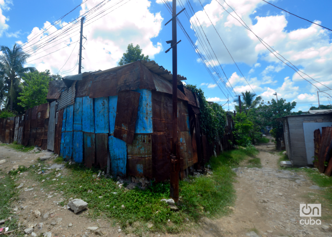 Viviendas en el "Llega y pon" de Casablanca, en La Habana. Foto: Otmaro Rodríguez.