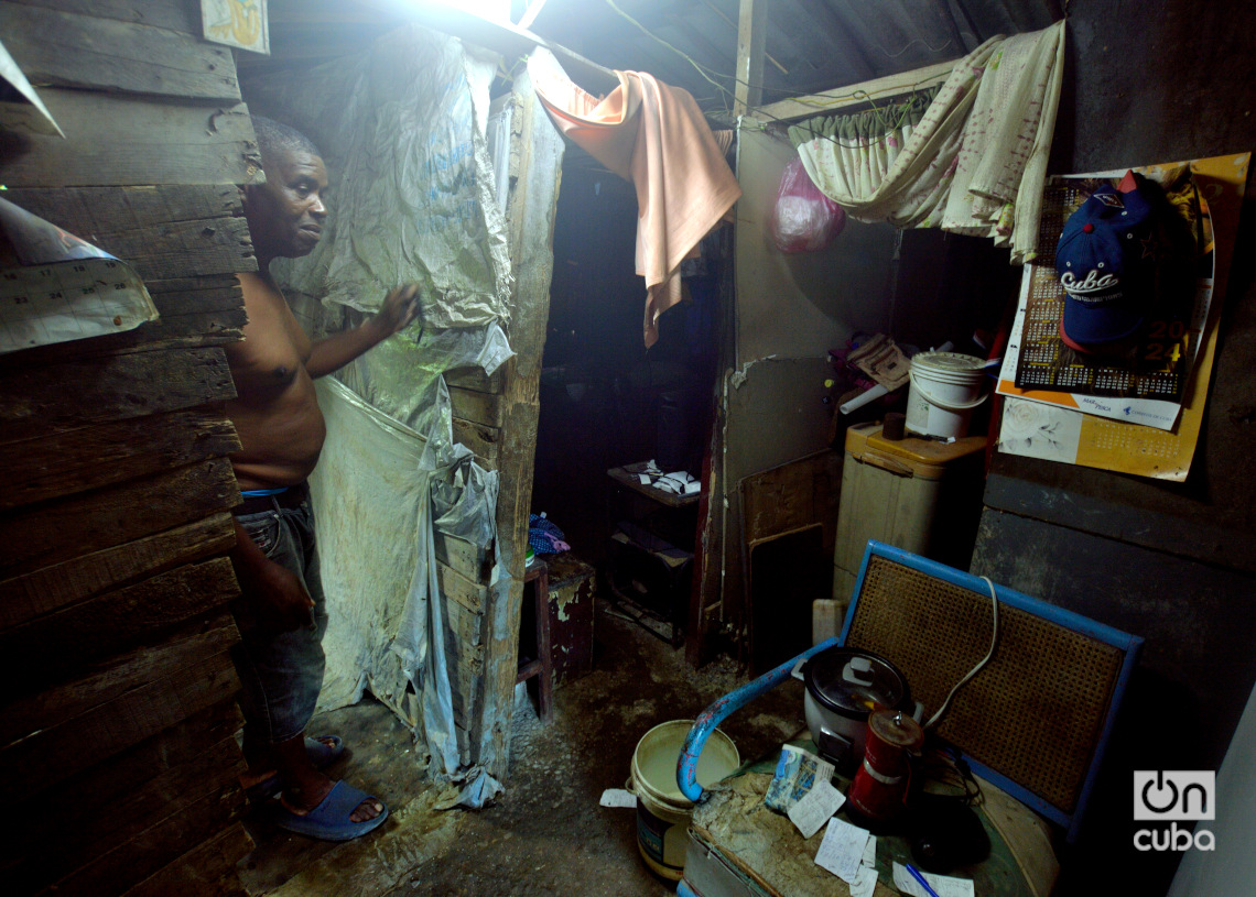 Un hombre en su casa en el "Llega y pon" de Casablanca, en La Habana. Foto: Otmaro Rodríguez.