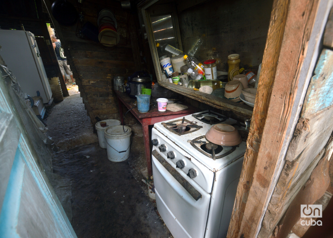 Interior de una vivienda en el "Llega y pon" de Casablanca, en La Habana. Foto: Otmaro Rodríguez.