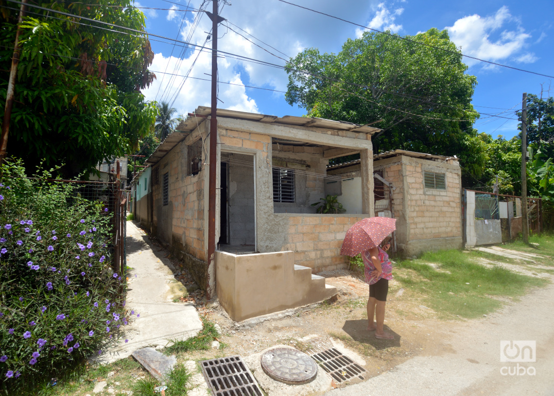 Vivienda en construcción en el "Llega y pon" de Casablanca, en La Habana. Foto: Otmaro Rodríguez.