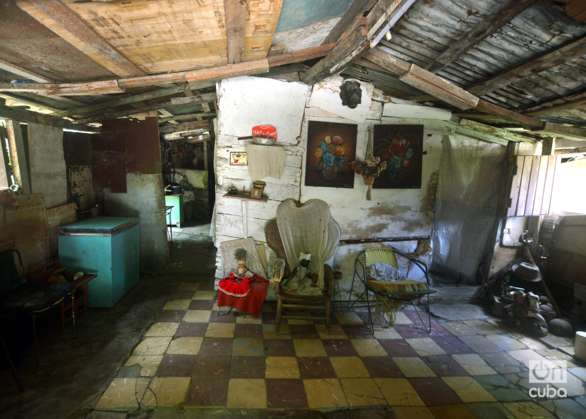 Interior de una vivienda en el "Llega y pon" de Casablanca, en La Habana. Foto: Otmaro Rodríguez.