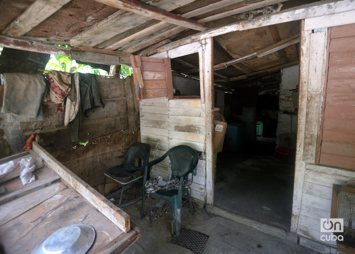Interior de una vivienda en el "Llega y pon" de Casablanca, en La Habana. Foto: Otmaro Rodríguez.