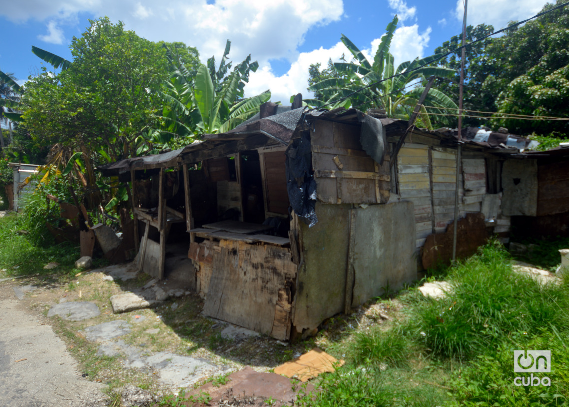 Una vivienda precaria en el "Llega y pon" de Casablanca, en La Habana. Foto: Otmaro Rodríguez.