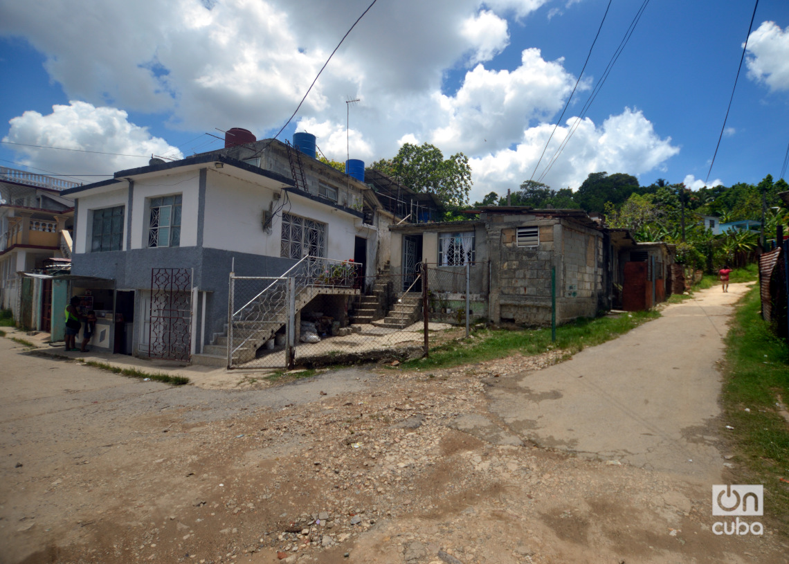 Vivienda de placa en el "Llega y pon" de Casablanca, en La Habana. Foto: Otmaro Rodríguez.