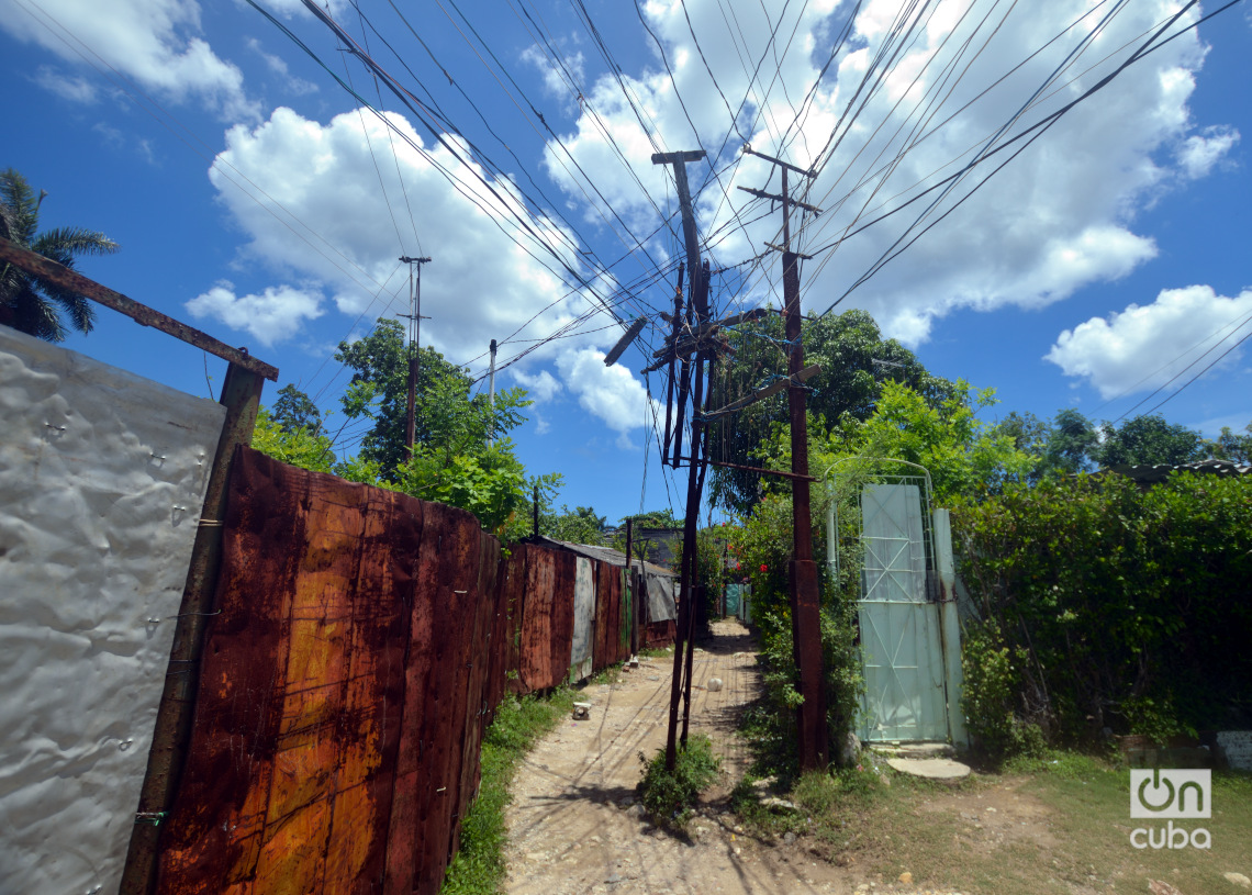 Tendederas eléctricas en el "Llega y pon" de Casablanca, en La Habana. Foto: Otmaro Rodríguez.