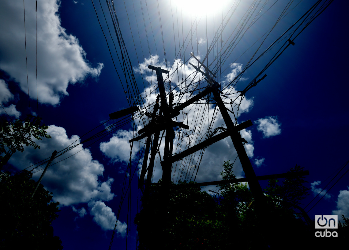 Tendederas eléctricas en el "Llega y pon" de Casablanca, en La Habana. Foto: Otmaro Rodríguez.