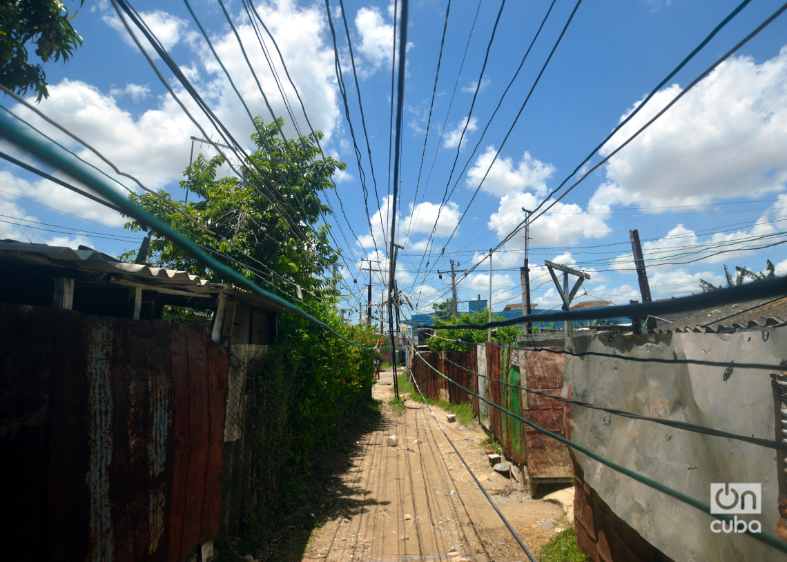 Viviendas en el "Llega y pon" de Casablanca, en La Habana. Foto: Otmaro Rodríguez.