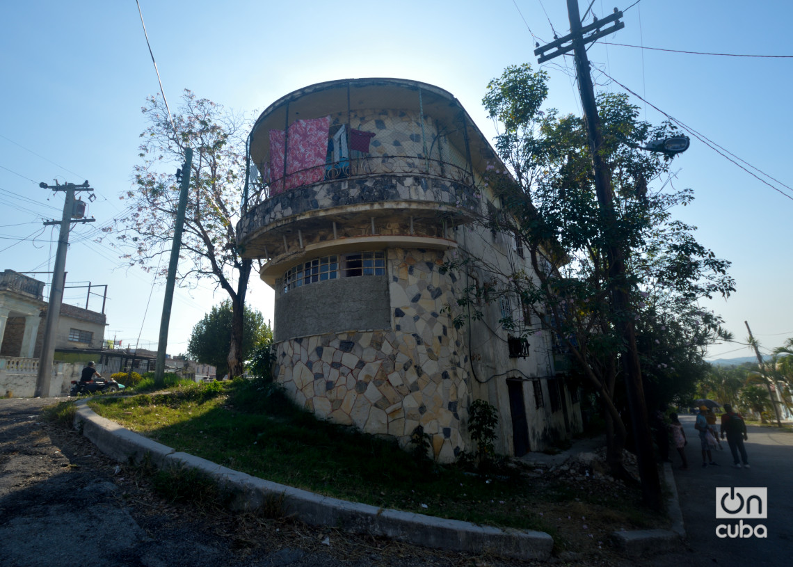 Casa de Piedra en la calle Pocito, en Lawton. Foto: Otmaro Rodríguez.