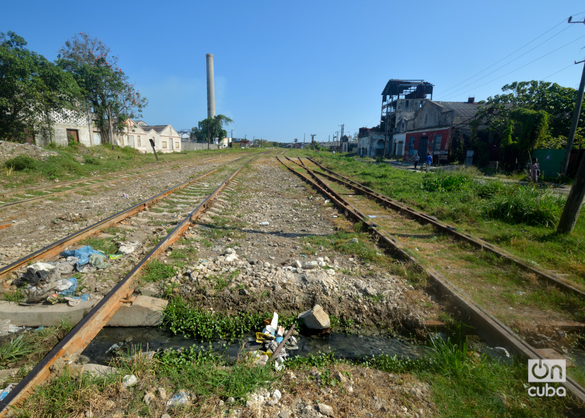 La línea del tren, en Lawton. Foto: Otmaro Rodríguez.