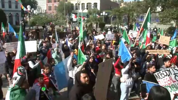 Manifestantes en LA. Foto: ABC 7.
