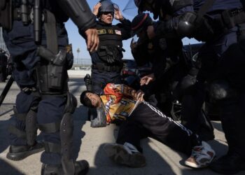 Un manifestante es arrestado durante las protestas provocadas por las redadas migratorias en Los Ángeles, California. Foto: EFE/ Allison Dinner.