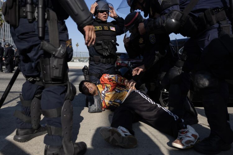 Un manifestante es arrestado durante las protestas provocadas por las redadas migratorias en Los Ángeles, California. Foto: EFE/ Allison Dinner.