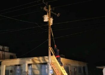 Trabajos en un transformador en medio de un apagón en Sancti Spíritus. Foto: Alien Fernández / periódico Escambray.