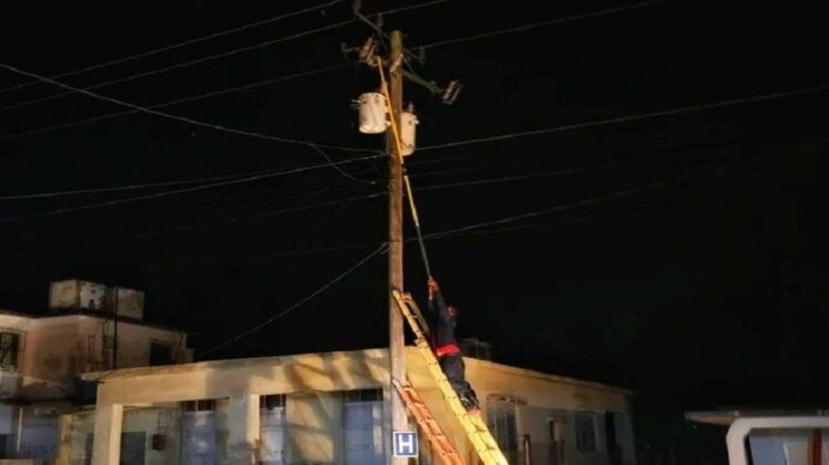 Trabajos en un transformador en medio de un apagón en Sancti Spíritus. Foto: Alien Fernández / periódico Escambray.